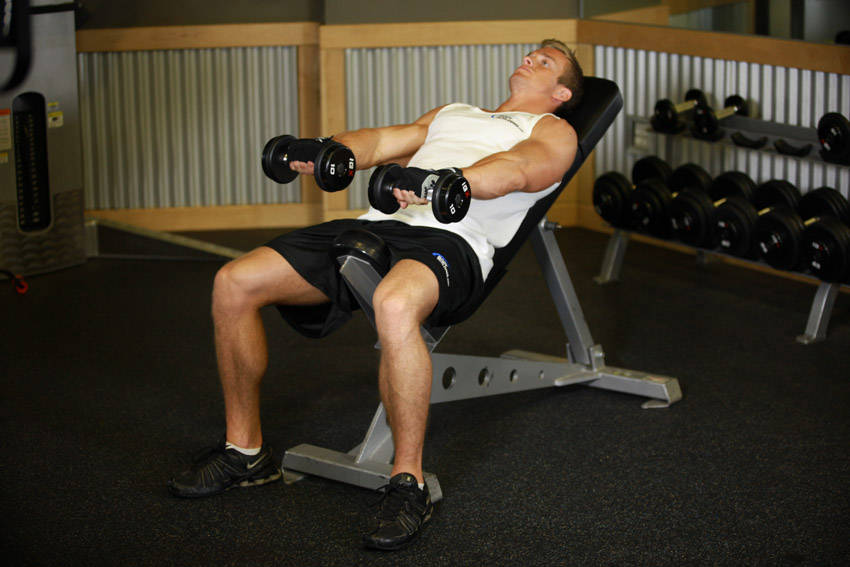 Incline Dumbbell Front Raise: uitvoering