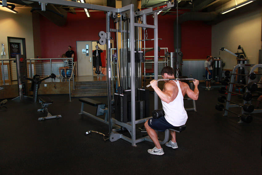 Behind the Neck Lat Pulldown: uitvoering